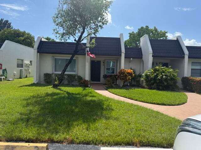 197 Lake Susan Lane, West Palm Beach, FL 33411