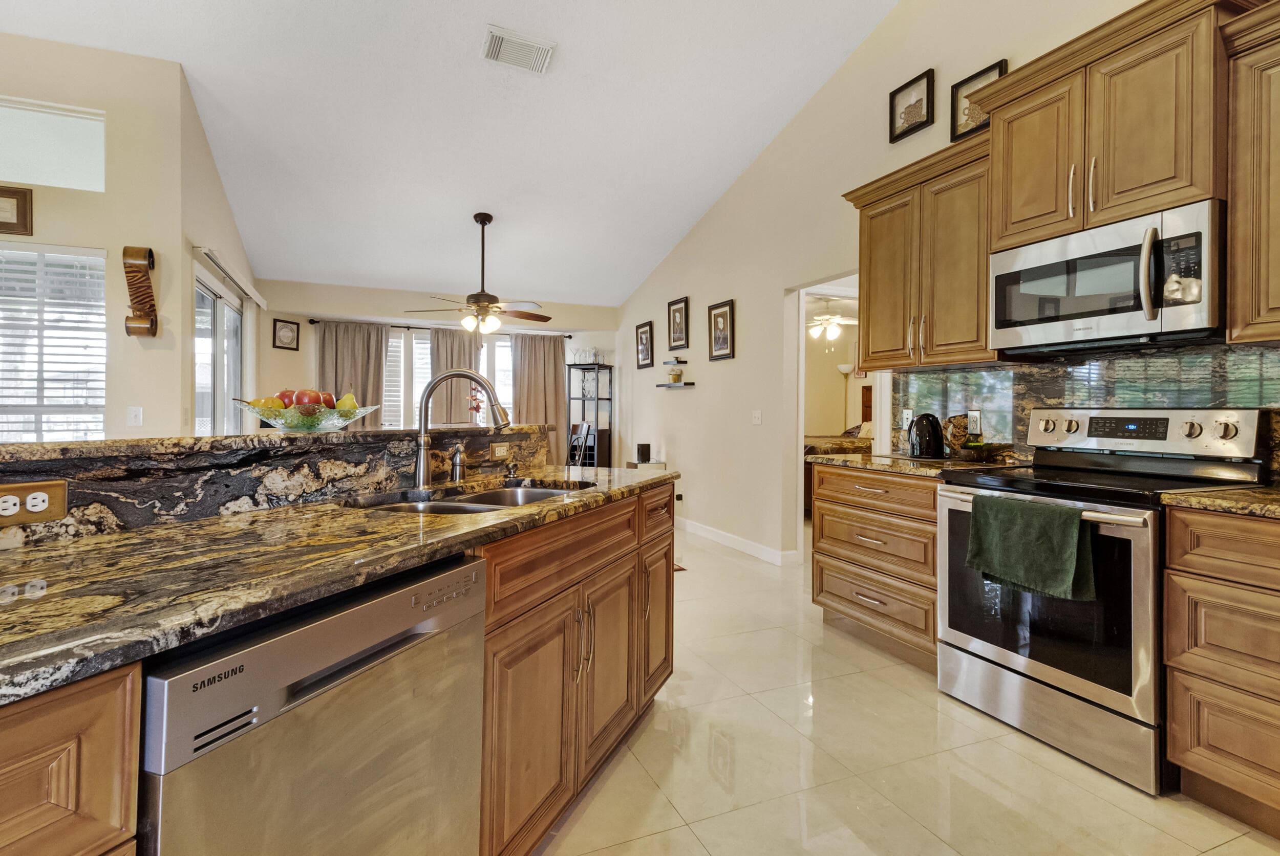 574 SW Fairview Avenue, FL 34983 4