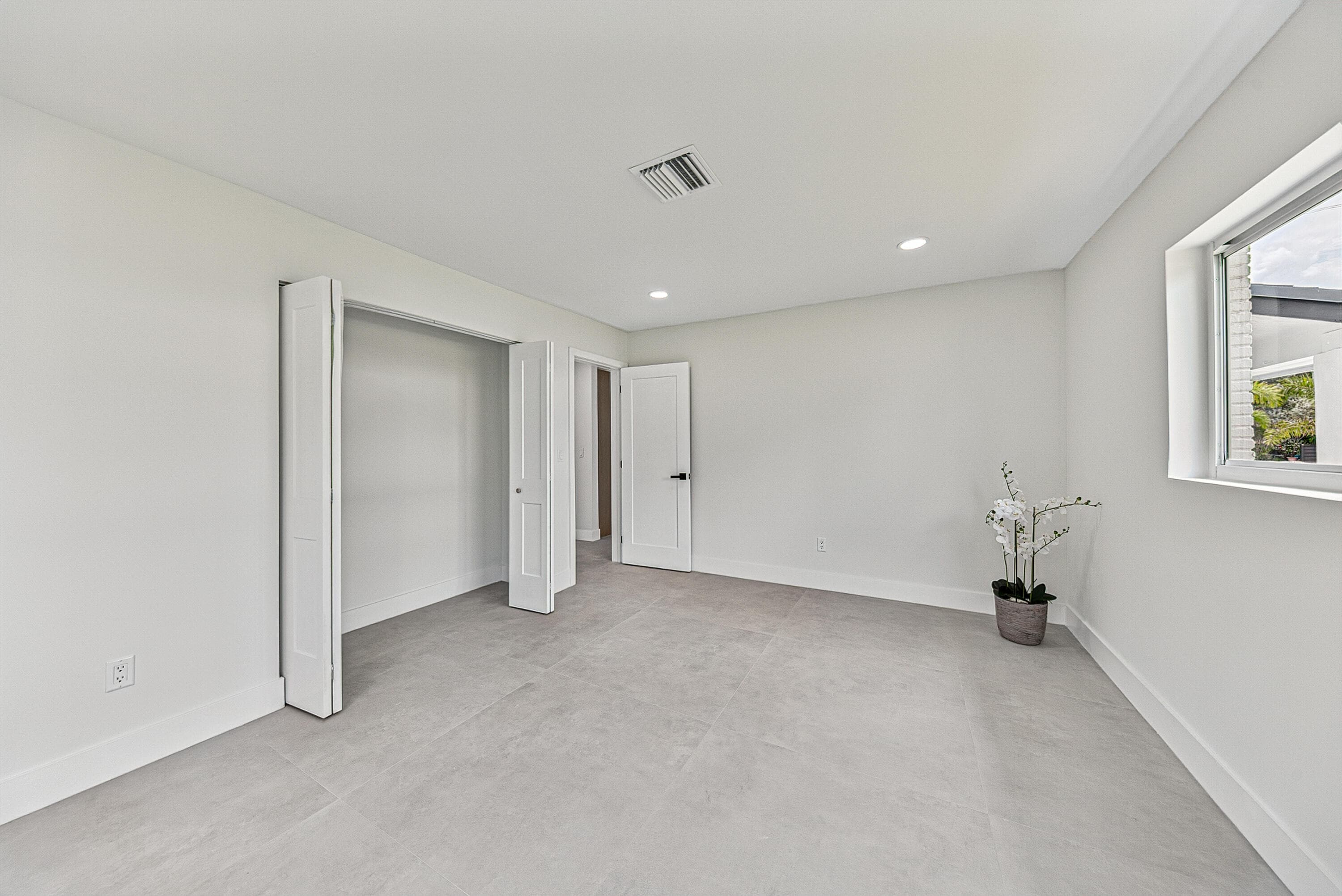 350 NE 42ND Street, Oakland Park, FL 33334 23