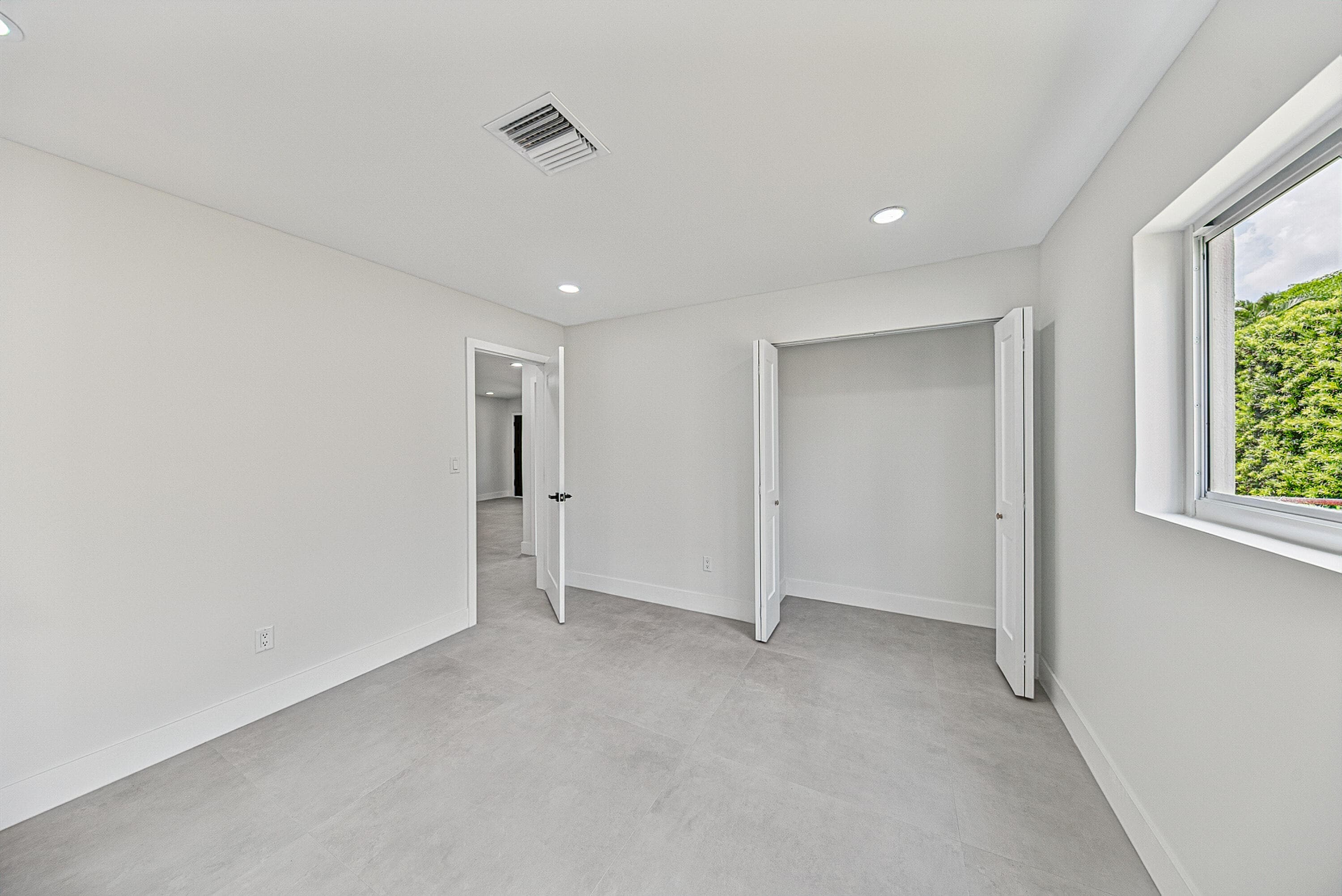 350 NE 42ND Street, Oakland Park, FL 33334 18