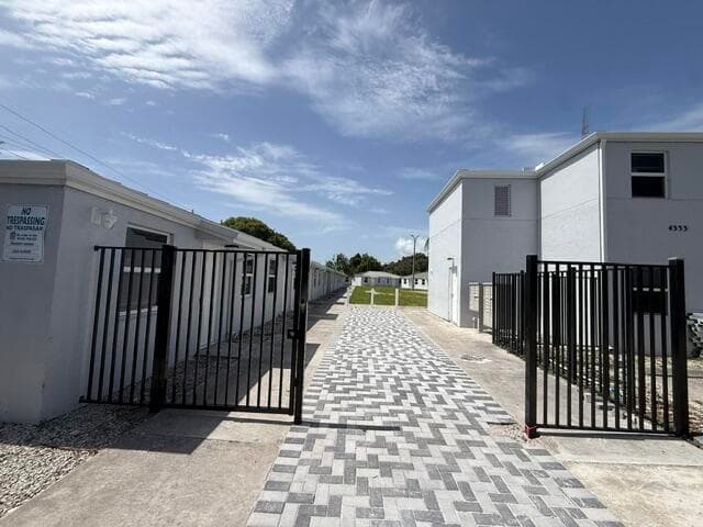 4393 Windsor Avenue 20, West Palm Beach, FL 33407