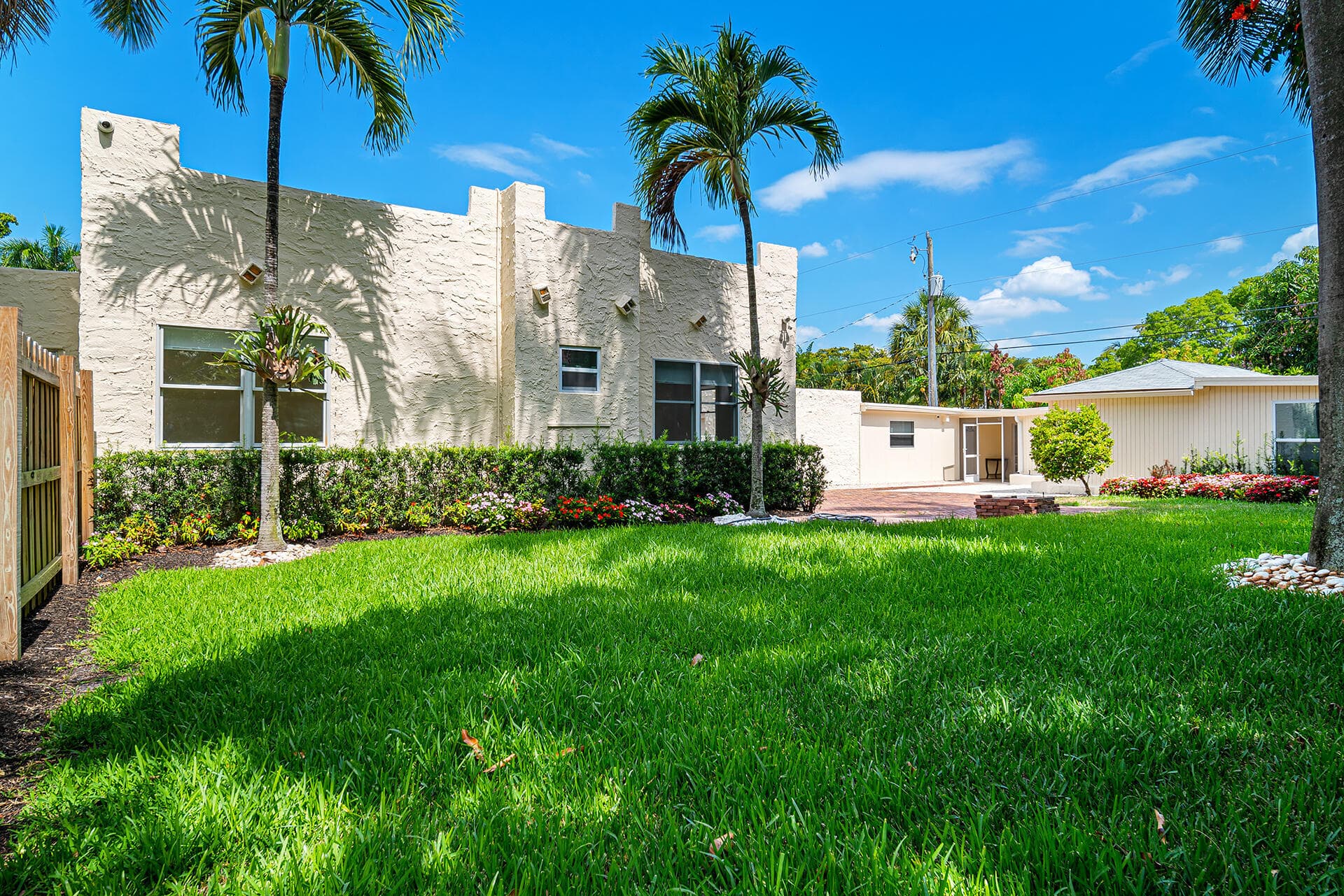813 Avon Road, West Palm Beach, FL 33401 23