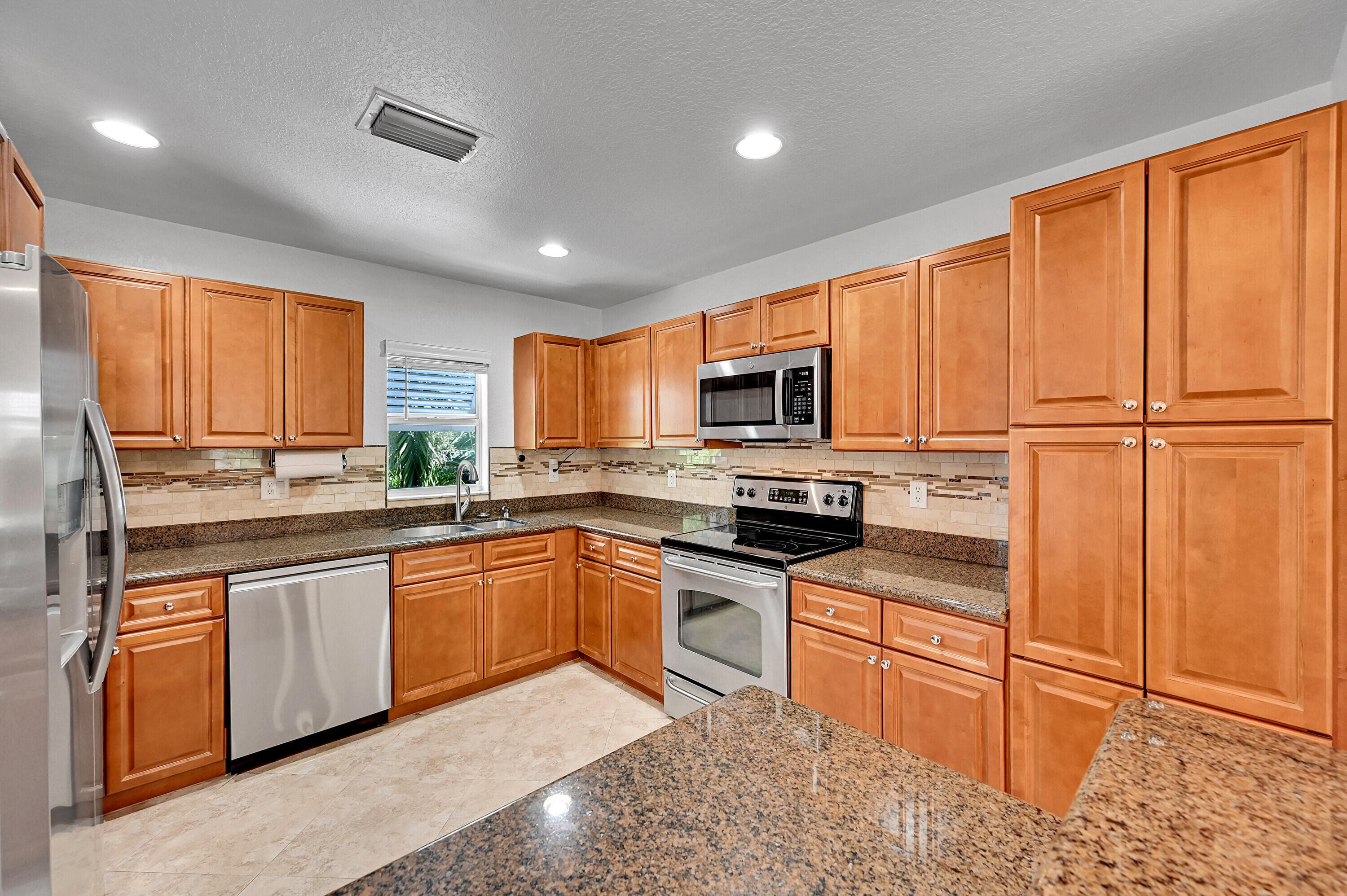 453 NE 1ST Street, Pompano Beach, FL 33060 13