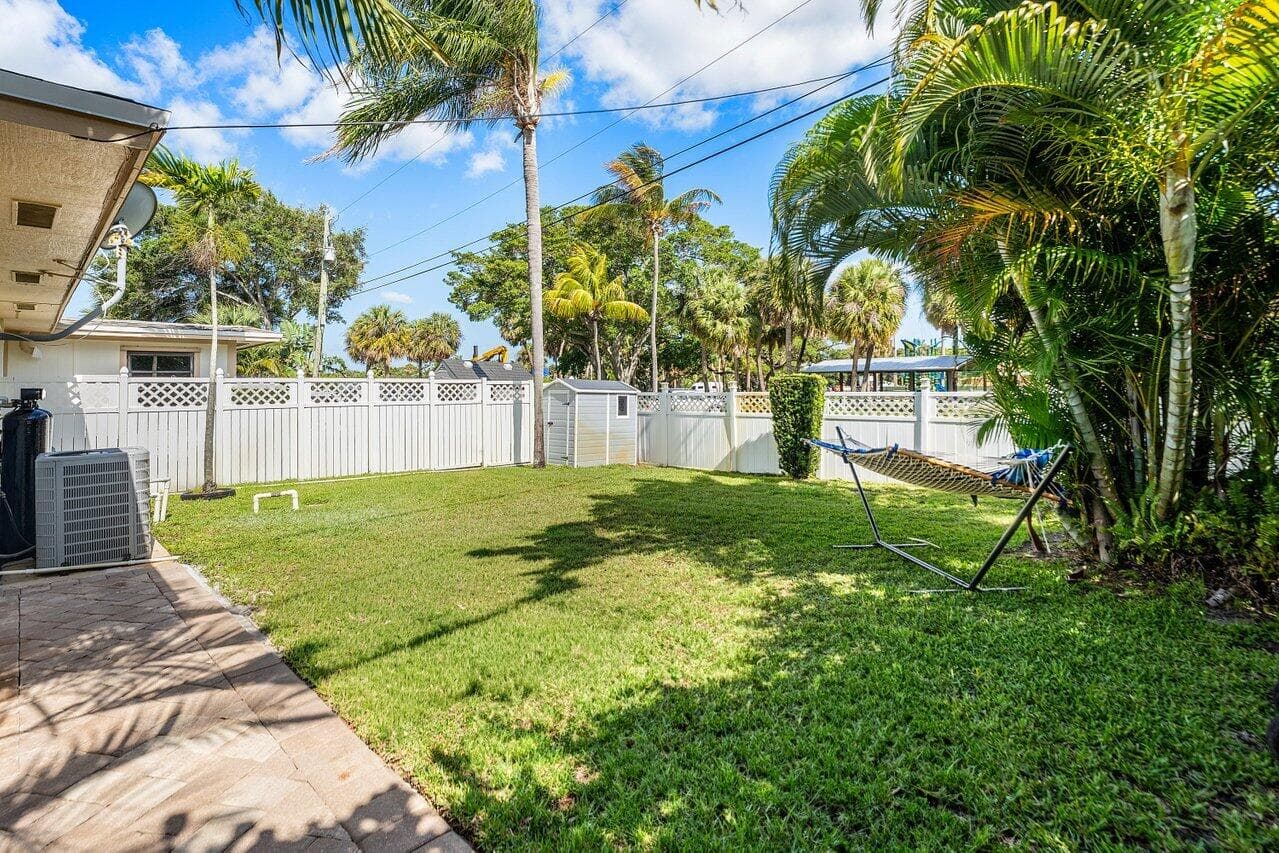 2103 N Palm Circle, North Palm Beach, FL 33408 24
